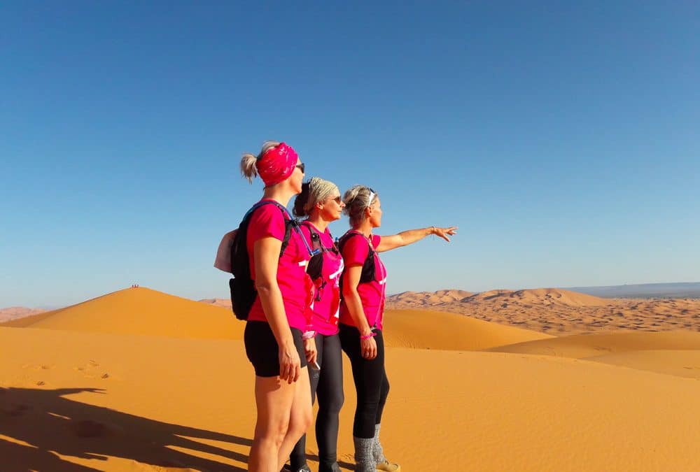 Les filles du trek rose dans le désert