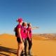 Les filles du trek rose dans le désert
