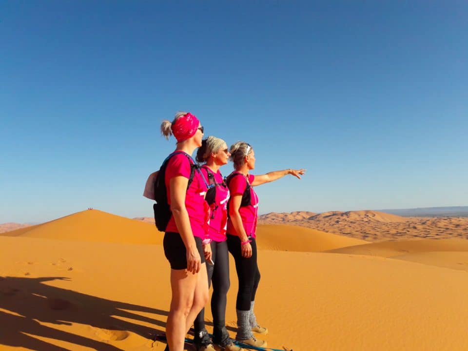 Les filles du trek rose dans le désert