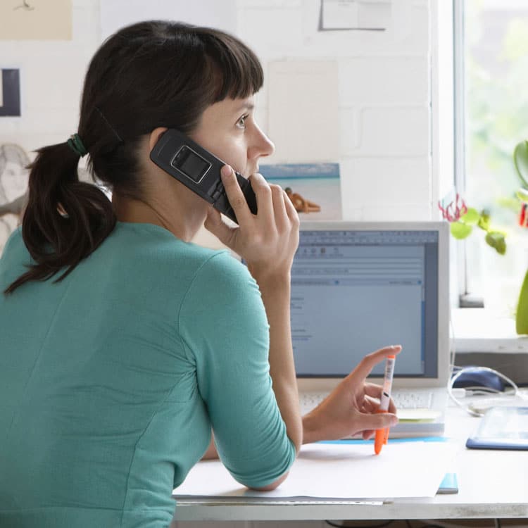 Femme au téléphone